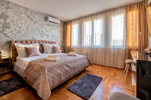 Bed, TV and multimedia, Bedroom, towels, air conditioner
