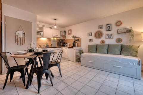 Kitchen or kitchenette, Living room