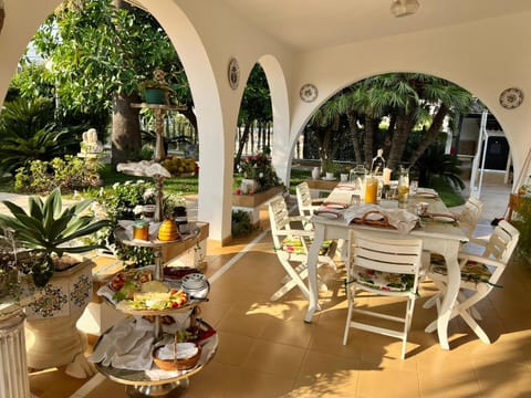 Restaurant/places to eat, Food and drinks, Seating area, Food, Garden view, Breakfast, Buffet breakfast