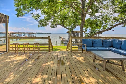 Waterfront Livingston Home with Dock and Porch! Casa in Lake Livingston