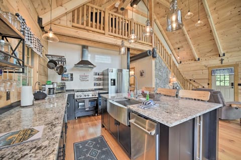 Luxe Log Cabin with Modern Finishes and Mtn Views House in Maggie Valley