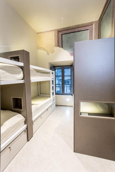 Bedroom, bunk bed