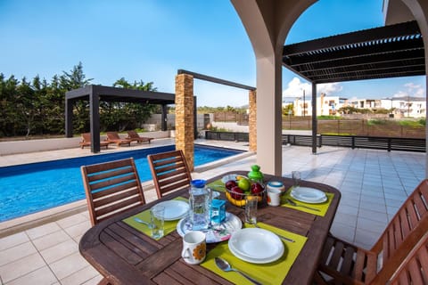 Balcony/Terrace, Dining area, Swimming pool