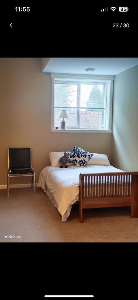 Peaceful and Spacious Lake View Bed and Breakfast in West Kelowna