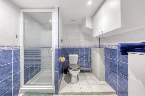 Shower, Toilet