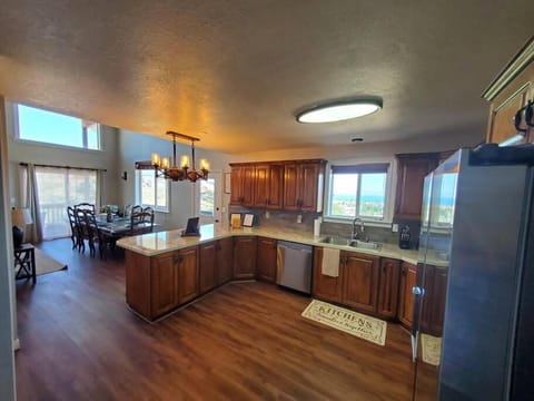 Bear Lake Emerald Retreat with lake view. House in Garden City