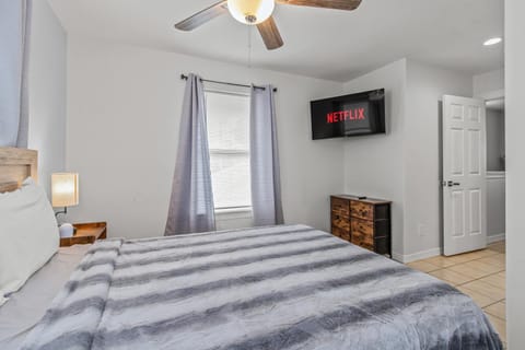 Bed, TV and multimedia, Bedroom