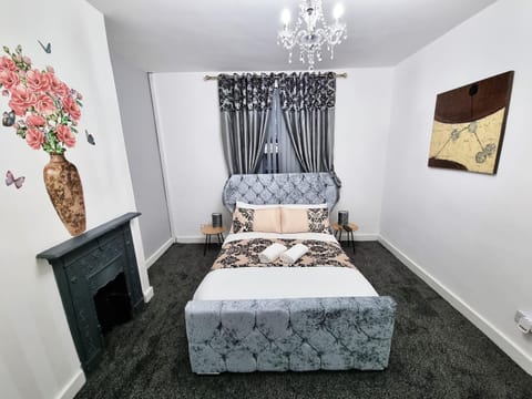 *11BR* Setup for your most amazing relaxed stay + Free Parking + Free Fast WiFi * House in Leeds