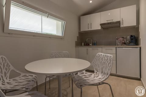 Kitchen or kitchenette, Dining area