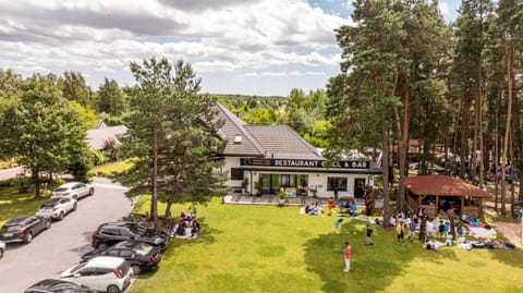 Property building, Spring, People, Garden, Location, group of guests, Parking