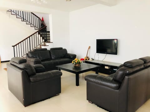 TV and multimedia, Living room, Seating area, Evening entertainment