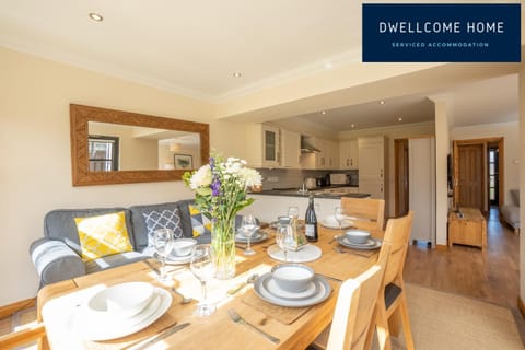 DWELLCOME HOME Ltd 5 Double Bedroom 3 Bathroom Semi, Garden, Drive Parking for 2-3 Vehicles Casa in Aberdeen