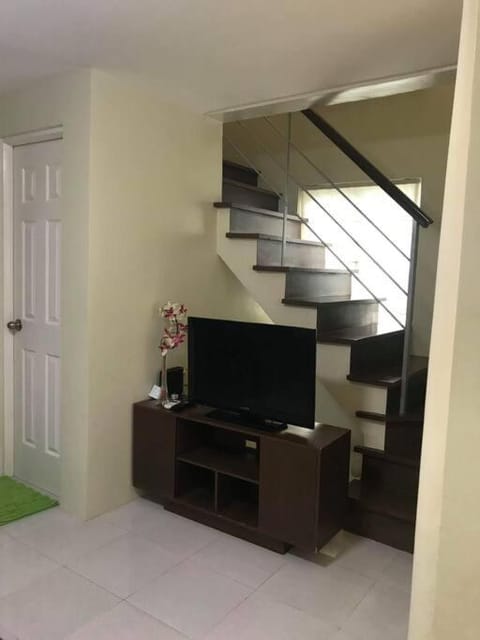 3 Bedrooms 3 Baths Victorian style Townhouse Fully Furnished Condominio in Batangas