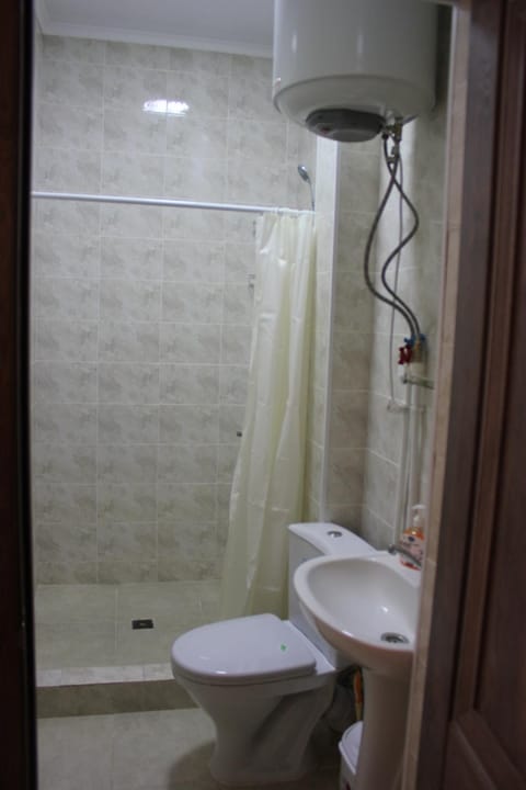 Shower, Toilet