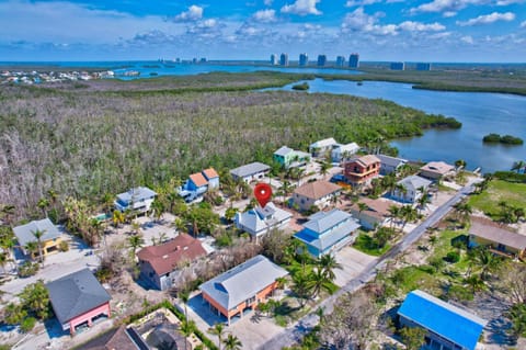 Walk To Bonita Beach And Docs House in Bonita Springs