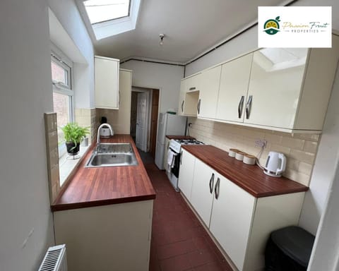 LOW rate for Winter - 4 Bedroom House and 3 Baths -Near City Centre Coventry with unlimited Wi-fi - 8DSC Condo in Coventry