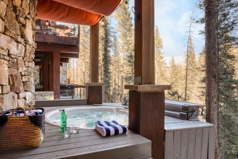 Apex by AvantStay Cozy Expansive Mountain Home Close to the Slopes w Hot Tub House in Mountain Village