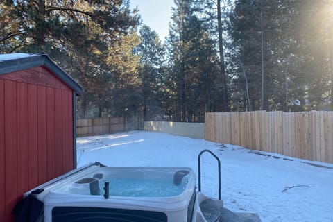 Quiet River Bend Cabin by AvantStay 35 Mins to Mt Bachelor 10 Mins to Town Centre Hot Tub House in Deschutes River Woods