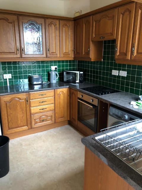 5/6 Bed House Barnsley Centre House in Borough of Barnsley