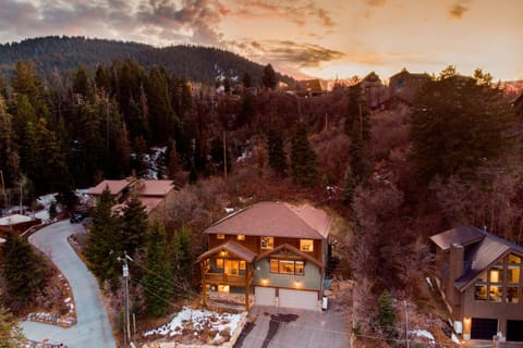 Parley by AvantStay Gorgeous Rustic Cabin w Mtn Views & Hot Tub House in Summit Park