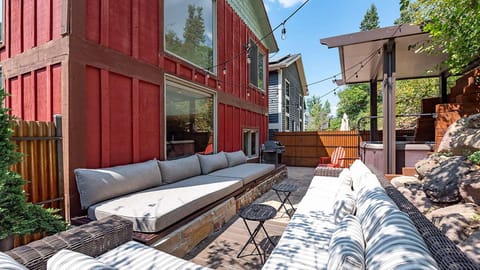 Red Hawk by AvantStay Charming Cabin w Theatre Spa 5mins to Deer Valley Mtn Casa in Park City