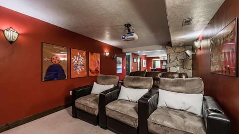 Red Hawk by AvantStay Charming Cabin w Theatre Spa 5mins to Deer Valley Mtn Haus in Park City