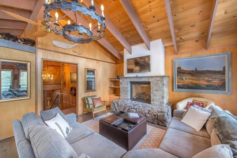 Mahogany by AvantStay Snowbird Cabin w Full Chamberlands Access Maison in Homewood