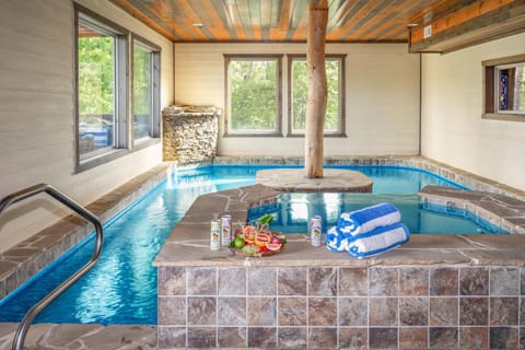Copperhead by AvantStay Treetop Haven w Indoor pool Home Theatre Game Room Maison in Pigeon Forge