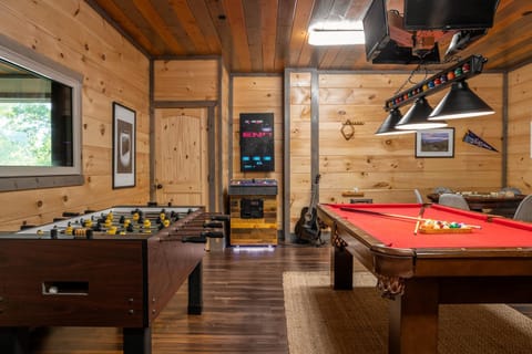 Copperhead by AvantStay Treetop Haven w Indoor pool Home Theatre Game Room Maison in Pigeon Forge