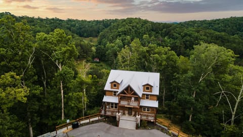 Copperhead by AvantStay Treetop Haven w Indoor pool Home Theatre Game Room Casa in Pigeon Forge