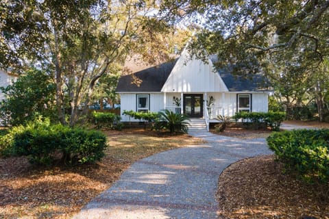 Orchard by AvantStay Whimsical Home w Lush Backyard House in Isle of Palms