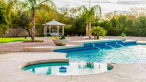 Paradise Valley by AvantStay Expansive Oasis w Putting Green Pool Mtn Views Casa in Paradise Valley
