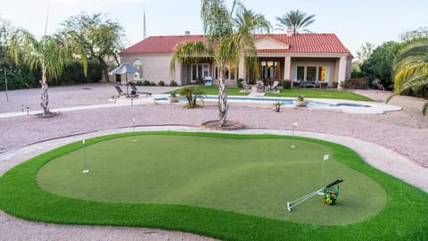 Paradise Valley by AvantStay Expansive Oasis w Putting Green Pool Mtn Views Casa in Paradise Valley