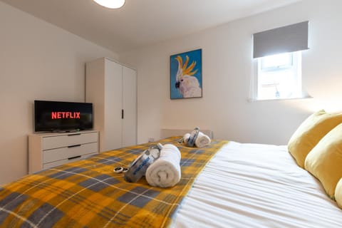 Bed, TV and multimedia, Bedroom