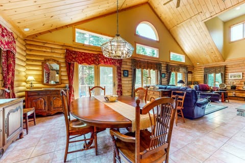 White Mountain Log Home House in Twin Mountain