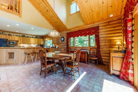 White Mountain Log Home House in Twin Mountain