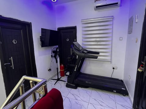 New Luxury 3 bedroom Duplex with private gym and close to Ikeja Airport Apartamento in Lagos