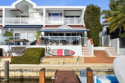 Canal Villa & Jetty- Convenient, Central Location House in Mandurah