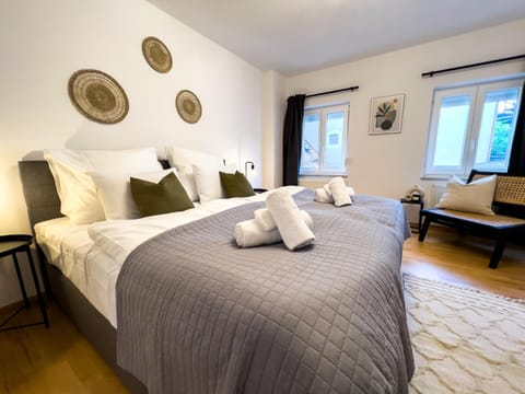 STYLISCHE ZENTRALE WOHNUNG MIT KÜCHE UND PARKPLATZ IN SEITENSTRAẞE Condo in Deggendorf