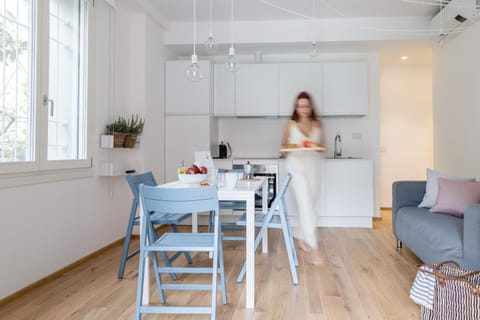 Kitchen or kitchenette, Dining area