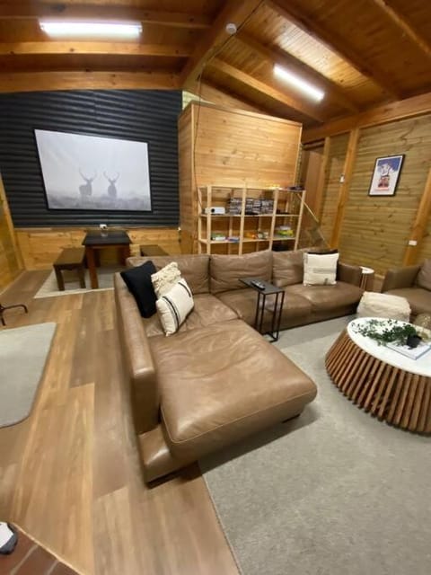 AALFOR LODGE - Luxury Cabin with Spa & Cinema! Chalet in Merrijig