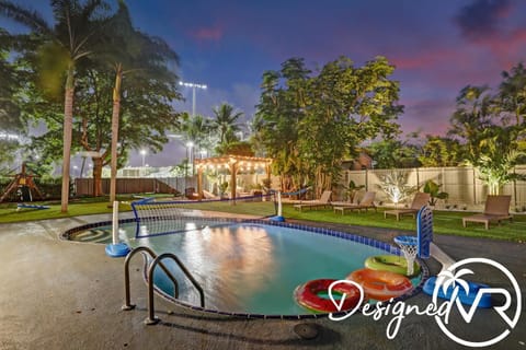 8BR Family Resort with Pool and Playgrounds House in Pompano Beach
