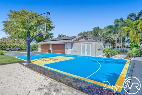 8BR Family Resort with Pool and Playgrounds House in Pompano Beach