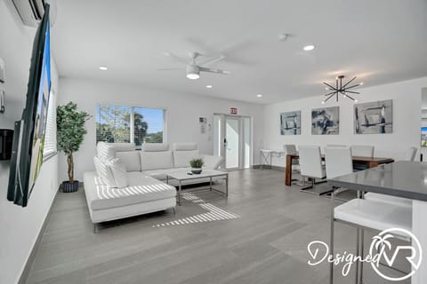 Unique 3-storey Home with Beautiful Lake View Casa in Deerfield Beach