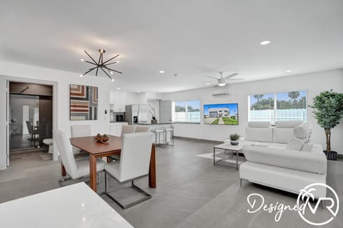 Unique 3-storey Home with Beautiful Lake View Casa in Deerfield Beach