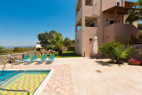 Maroulas Villas Ioanna & Stavros, stunning views, By ThinkVilla Chalet in Rethymno