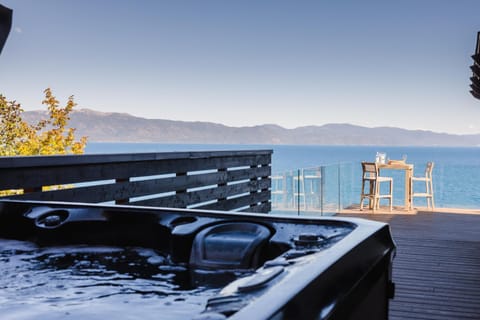 Lakeview by AvantStay Private Waterfront Cabin on Lake Tahoe w Hot Tub Views Casa in Tahoe Vista