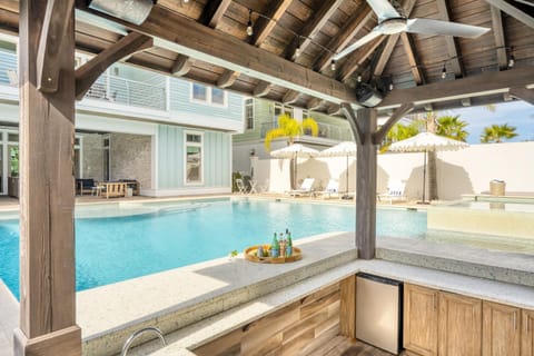 Monarch by AvantStay Breathtaking Estate w Beach Access Swim Up Bar Hot Tub Rooftop Views Haus in Destin