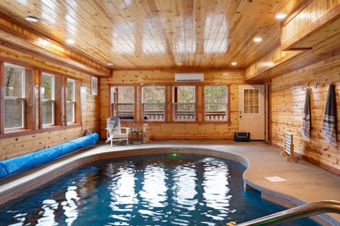 Crystalline by AvantStay High Altitude Retreat w Movie Theatre Indoor Pool Hot Tub Views House in Sevier County