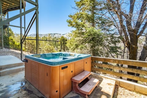 Endless View Lodge by AvantStay Incredible Views Close To Bear Mountain Ski Resort w Hot Tub House in Big Bear